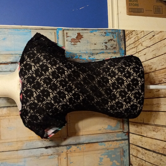 Free kisses lace back blouse - Picture 4 of 5